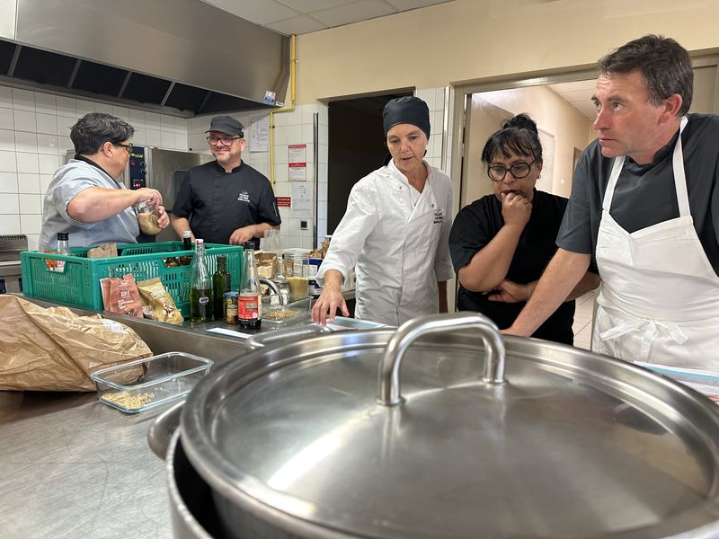 Atelier cuisine avec des agents de restauration scolaire dans le cadre du Projet Alimentaire Territorial