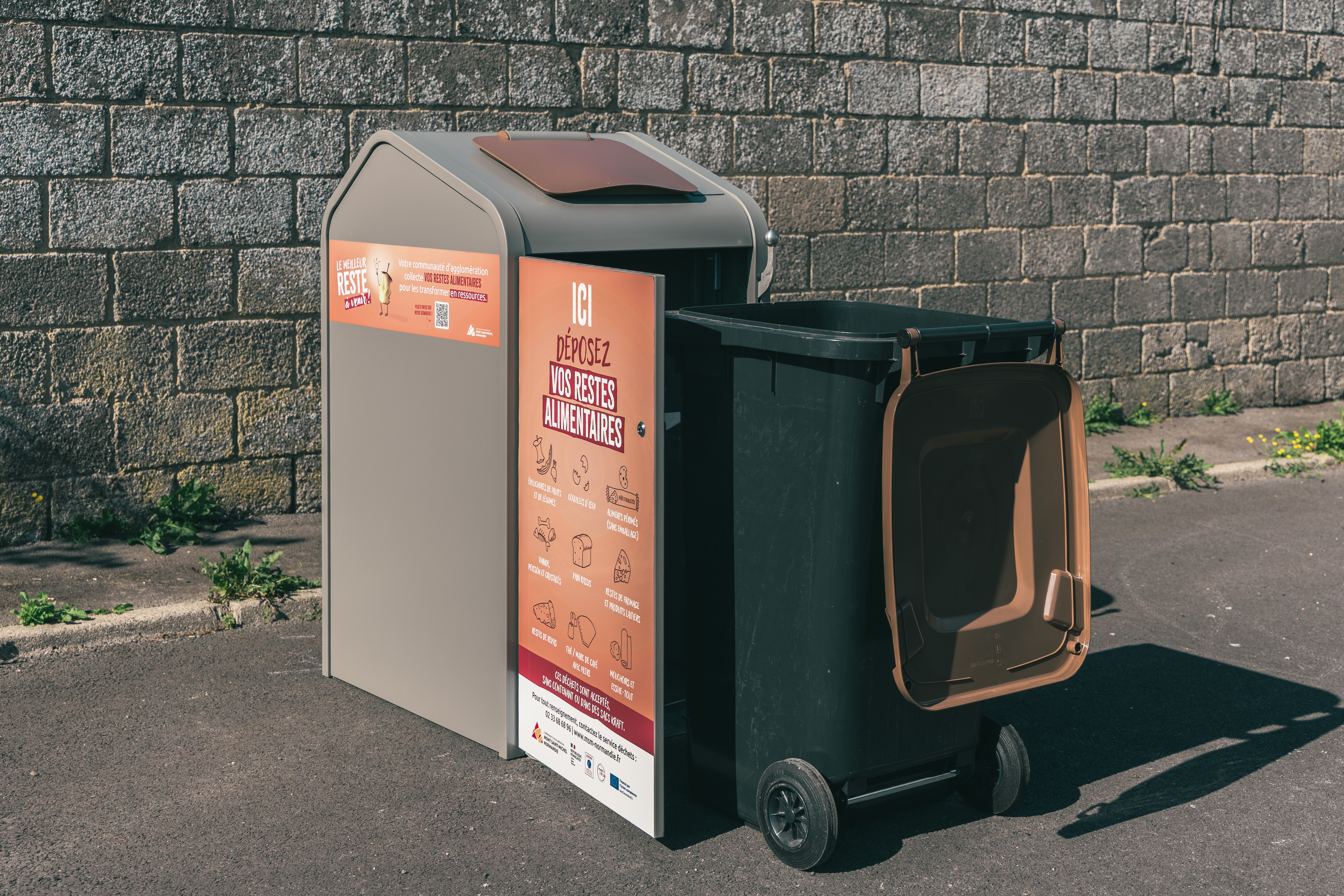 Borne de collecte des restes alimentaires avec son bac ouvert