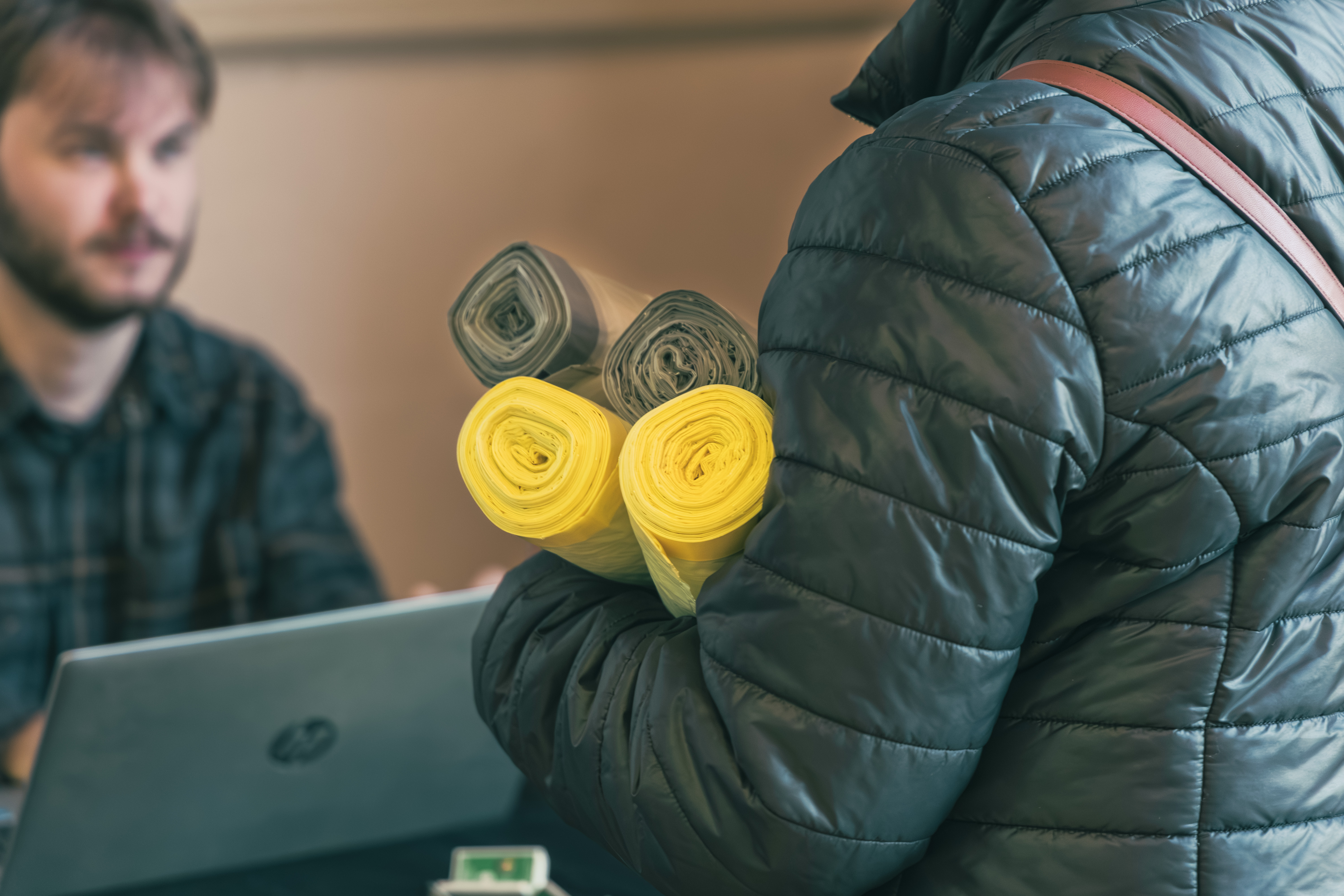 Remise de rouleaux de sacs poubelle lors d’une distribution